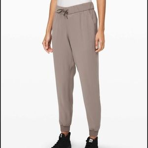 Lululemon On the Fly woven jogger size 10